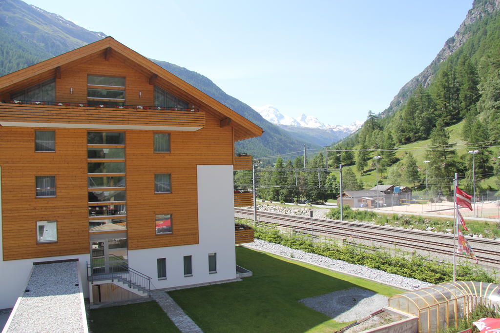Typically Swiss Hotel Taescherhof Exterior foto